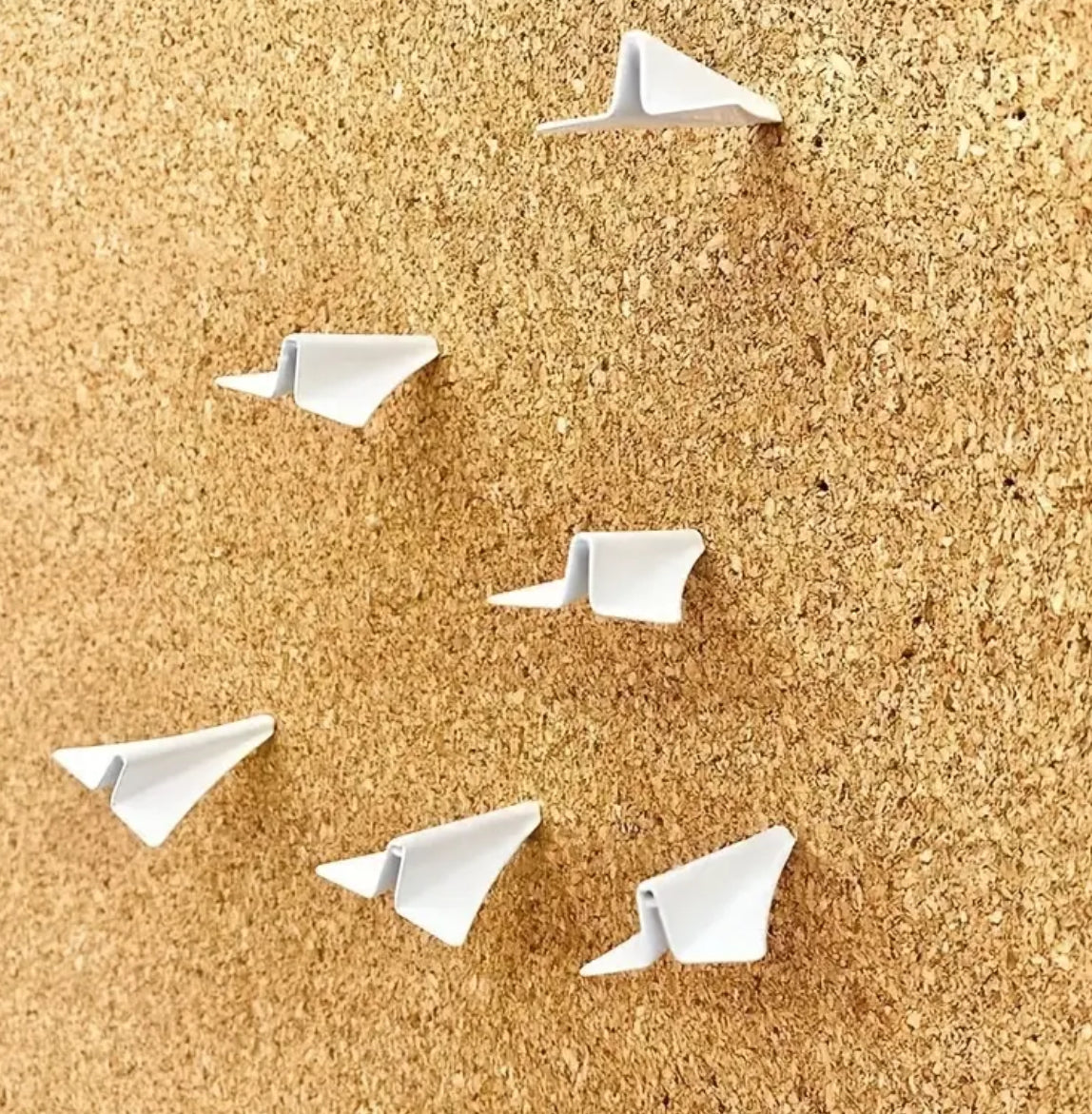 Punaises en liège en forme d'avions en papier