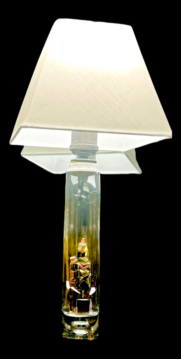 Lampe Dame lisant un livre