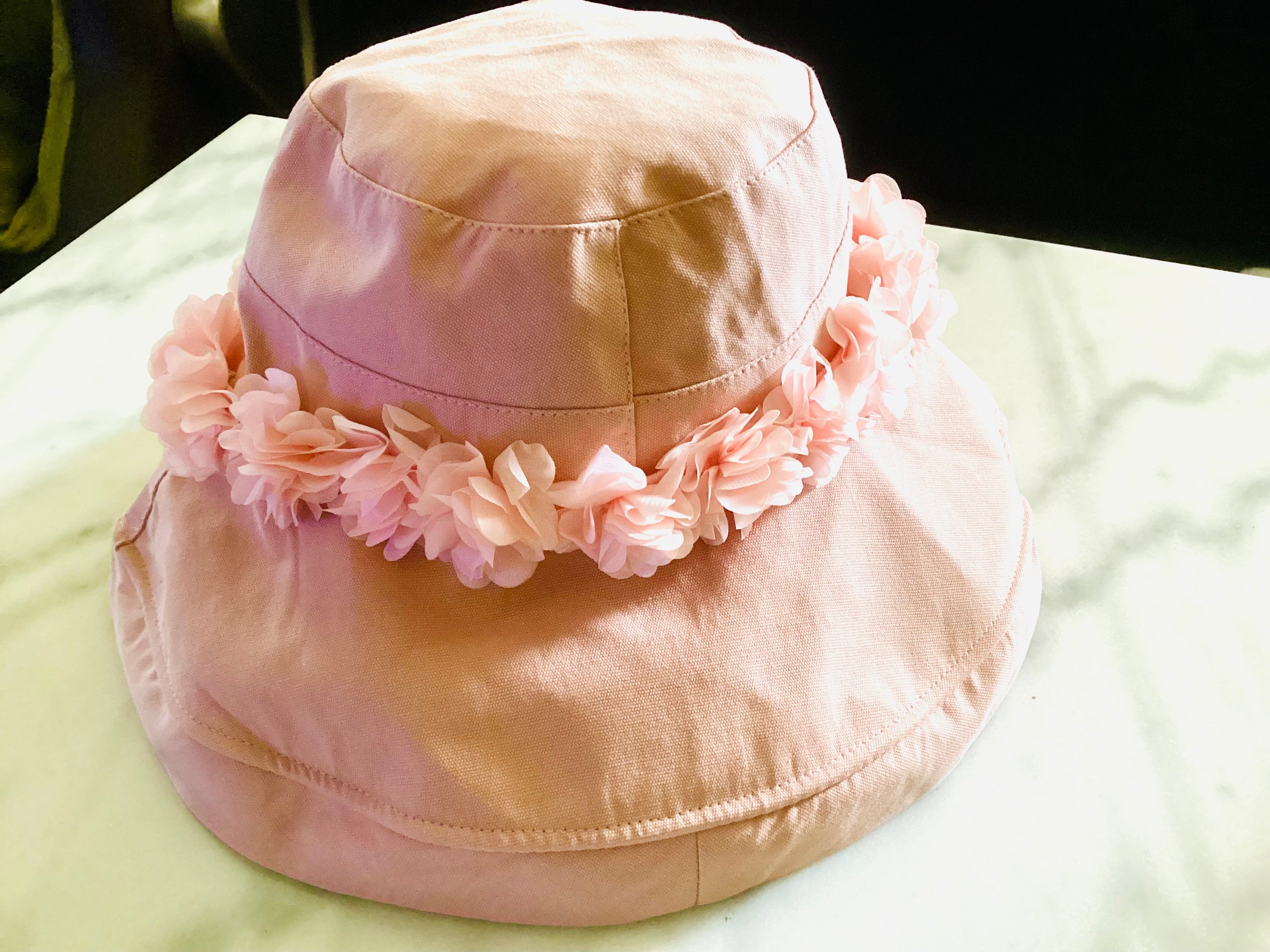 Chapeau à large bord avec fleurs en tissu