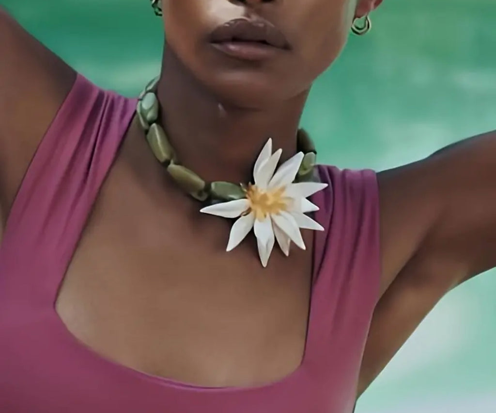 Collier de fleurs en perles de résine