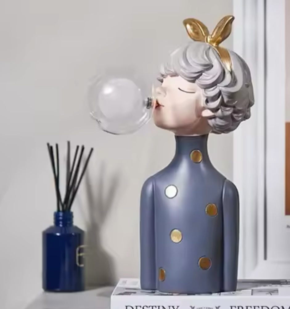 Lampe fille chewing-gum avec pull gris à pois dorés