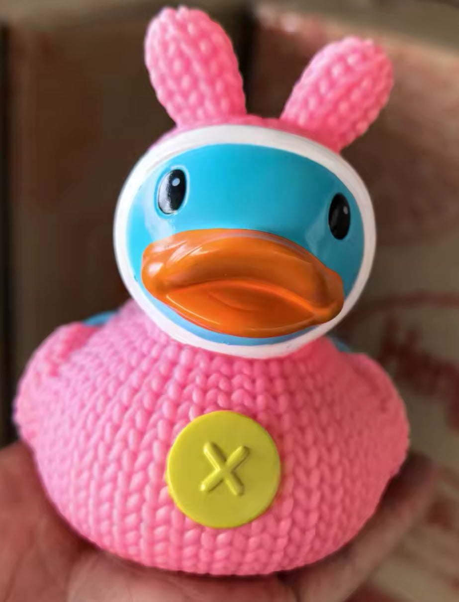 Canard en caoutchouc bleu en tricot lapin 8 cm
