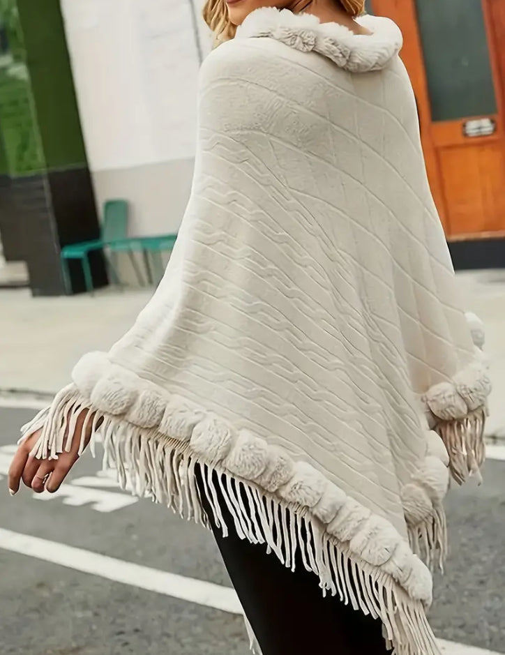 Châle en fausse fourrure avec pompons
