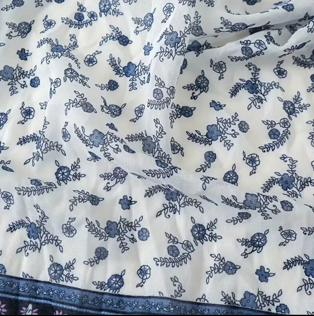 Écharpe bohème fleurie bleue et blanche avec pompons