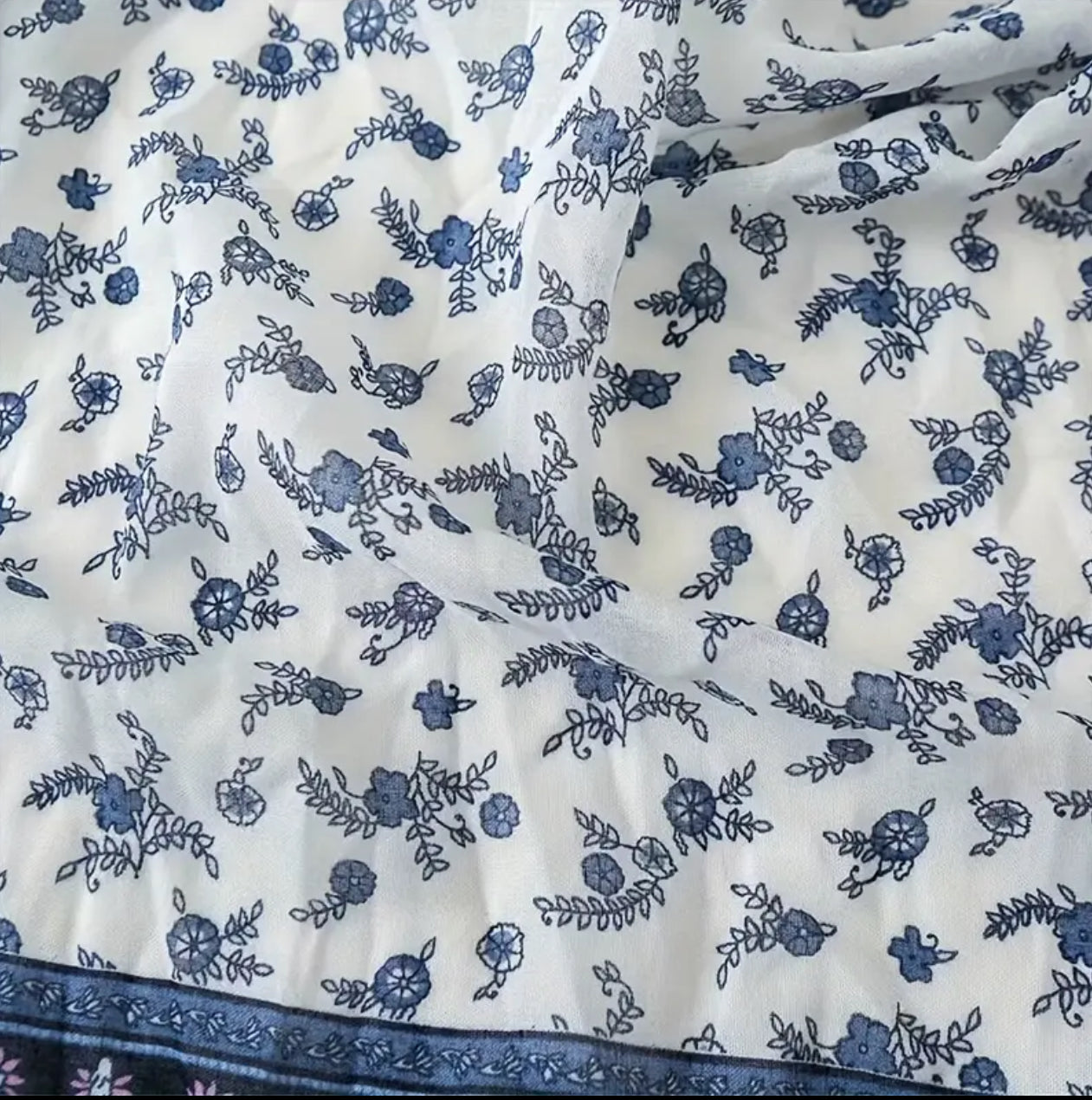 Écharpe bohème fleurie bleue et blanche avec pompons