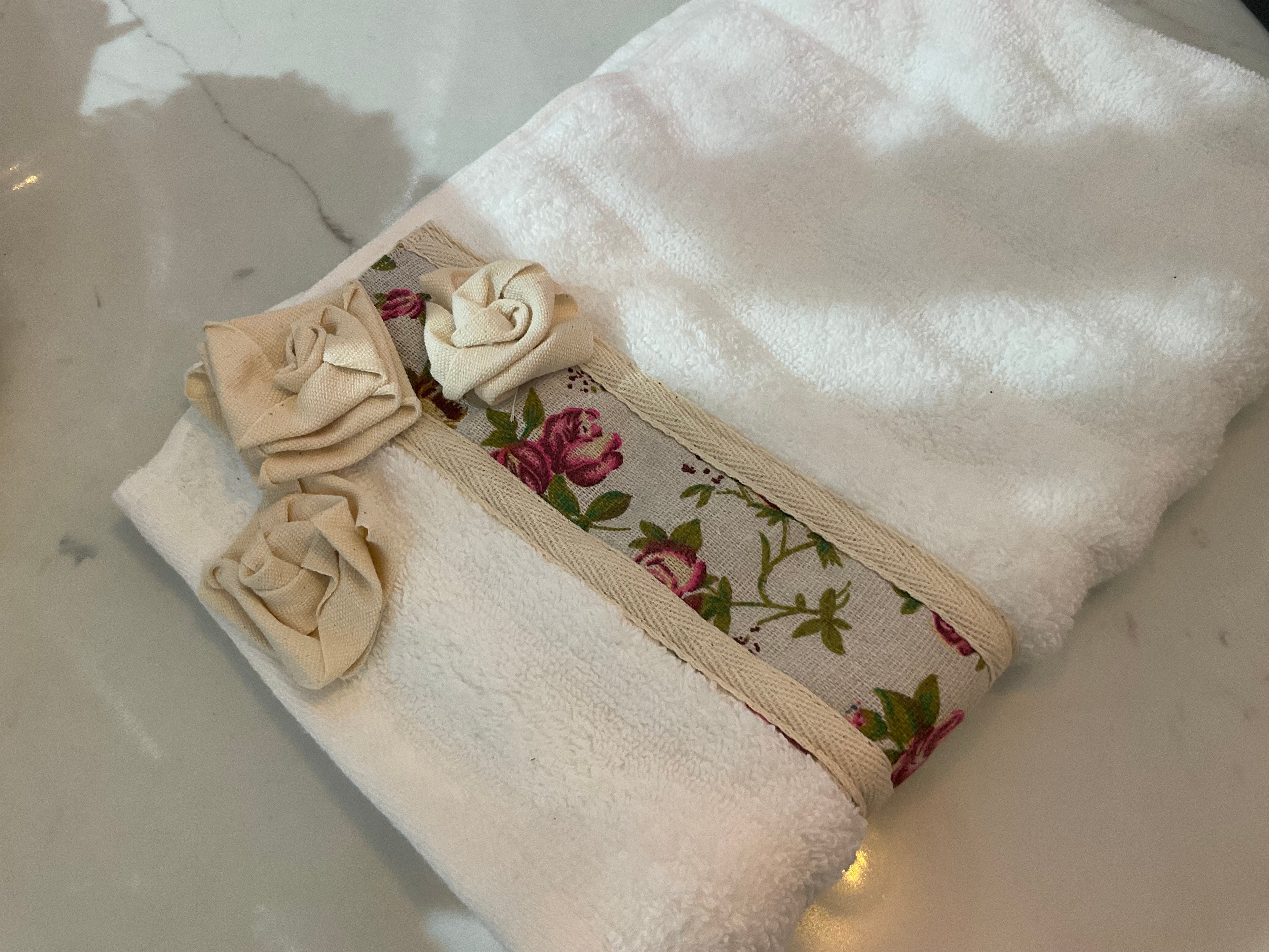 Serviette de toilette blanche avec détails roses