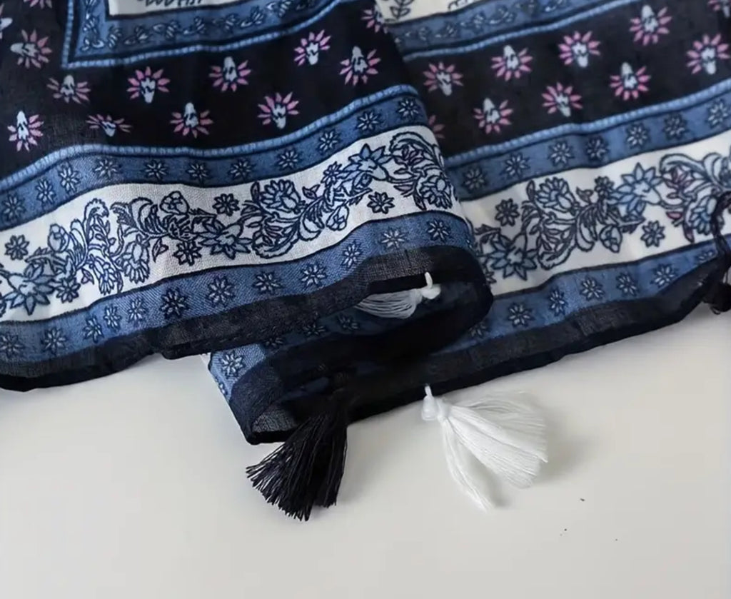 Écharpe bohème fleurie bleue et blanche avec pompons