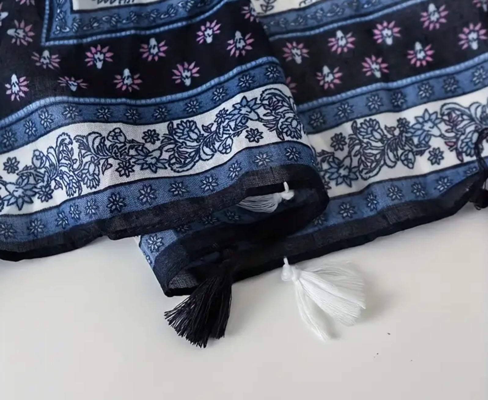 Écharpe bohème fleurie bleue et blanche avec pompons