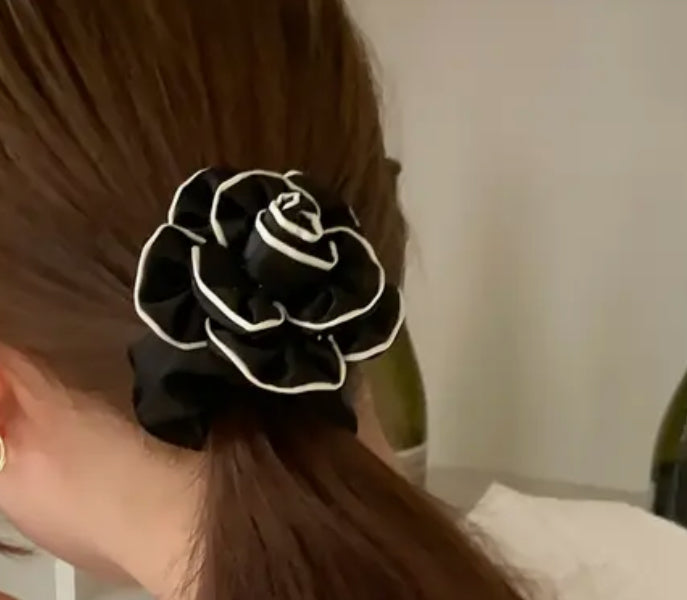 Élastique à cheveux à fleurs noires et blanches