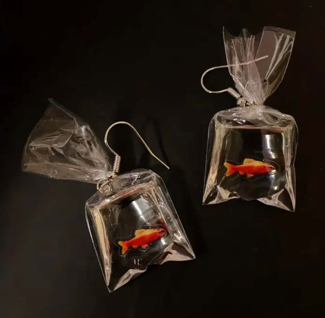 Boucles d'oreilles poisson rouge dans des sacs
