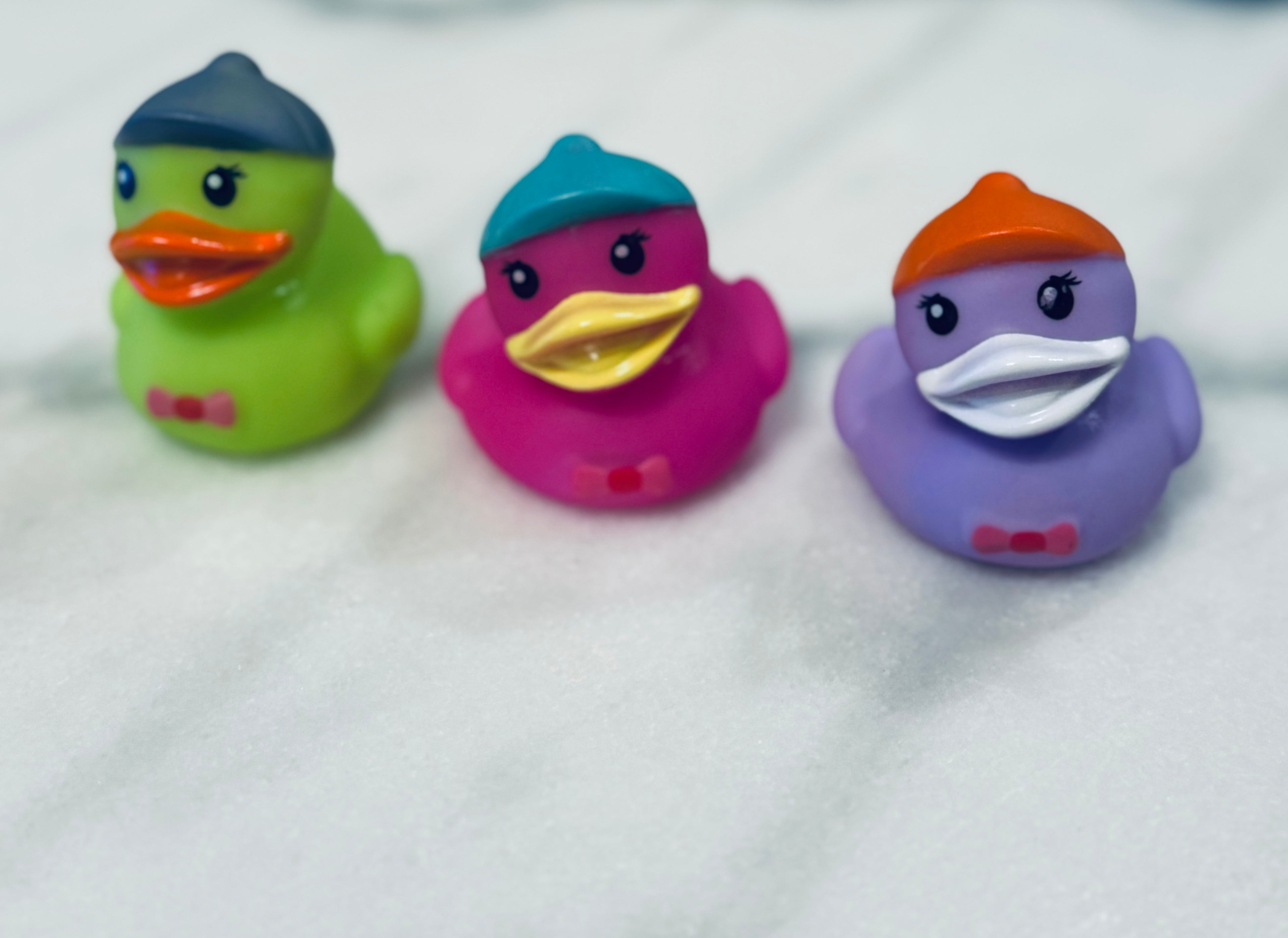 Canard en caoutchouc (casquette et nœud papillon)