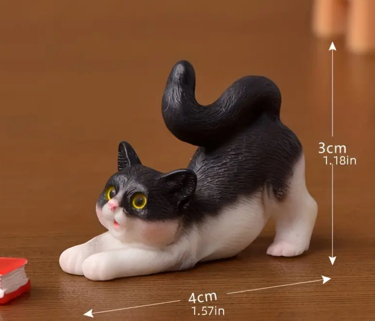 Quatre chats miniatures jouant