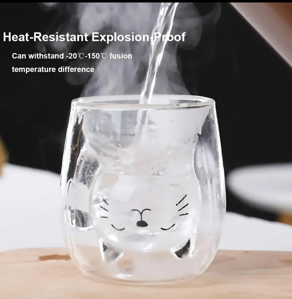 Chat agitant un verre à double paroi