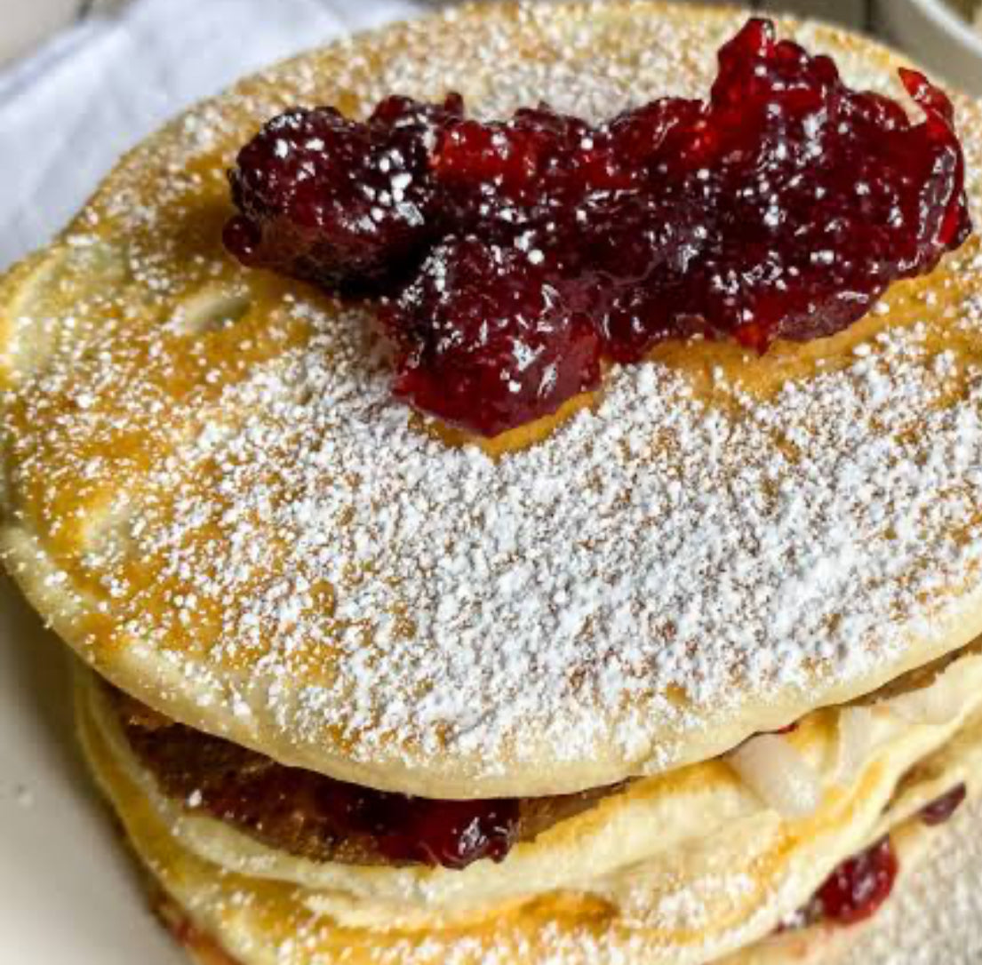 Pikelets à la confiture et au beurre