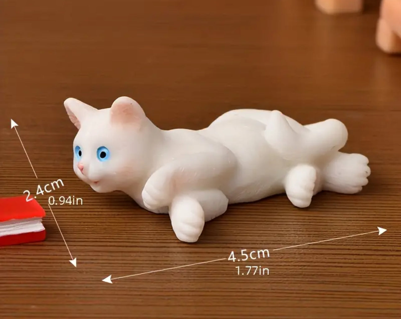 Quatre chats miniatures jouant