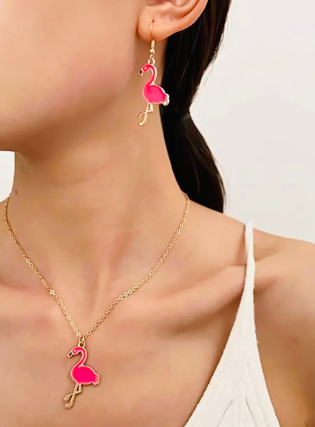 Ensemble collier et boucles d'oreilles flamant rose
