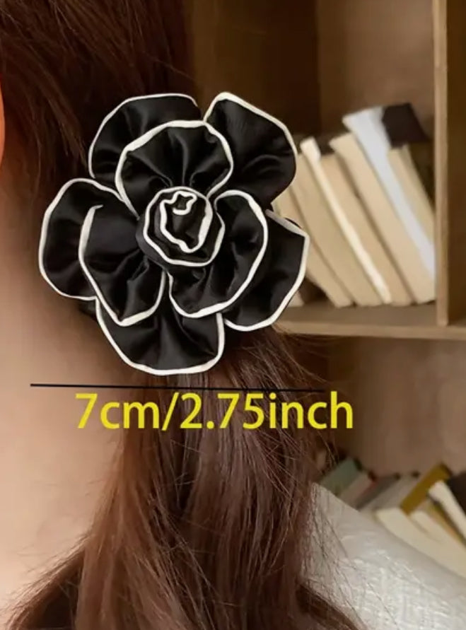 Élastique à cheveux à fleurs noires et blanches