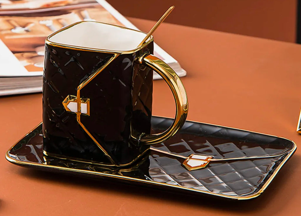 Tasse et soucoupe noires pour sac à main