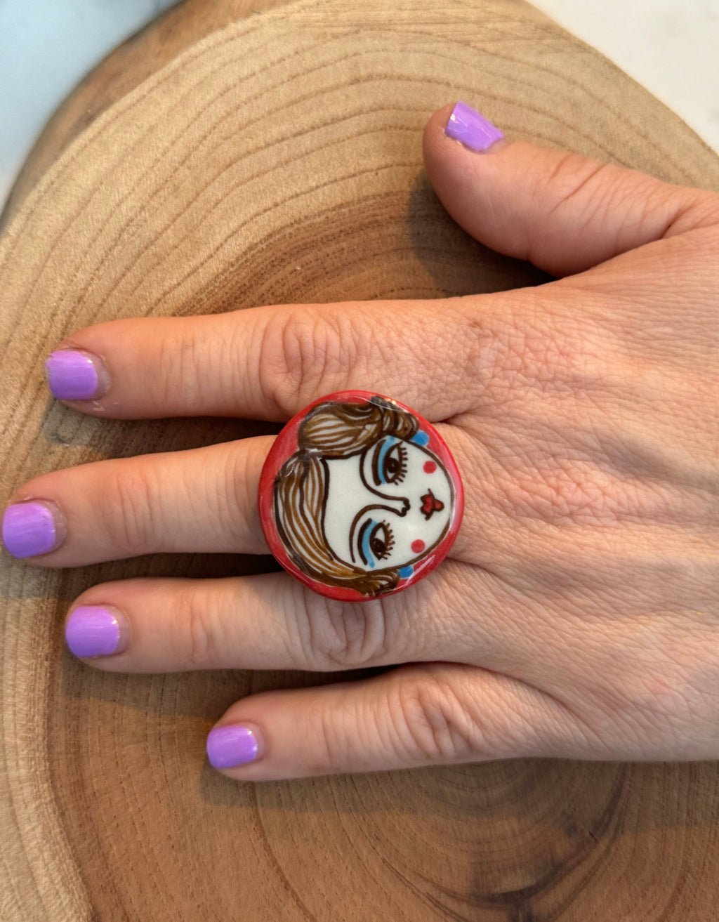Bague en céramique avec visage fabriquée à la main localement