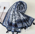 Écharpe bohème fleurie bleue et blanche avec pompons