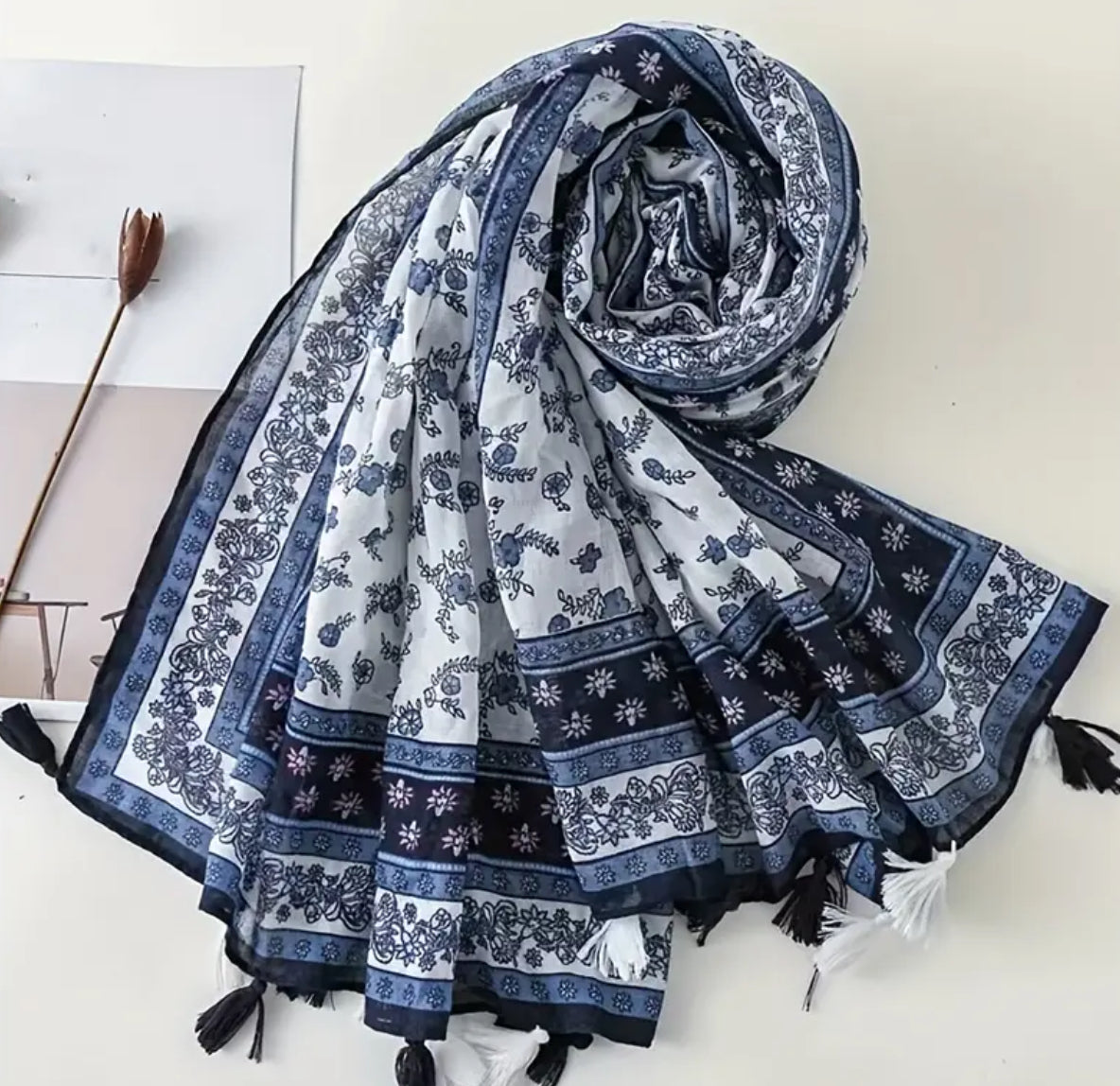 Écharpe bohème fleurie bleue et blanche avec pompons