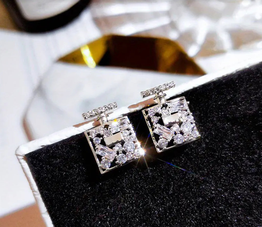 Boucles d'oreilles à tige en forme de bouteille de parfum (or ou argent)