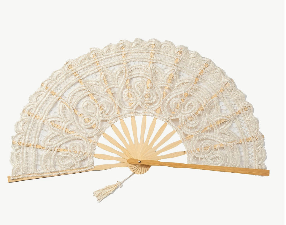 Éventail pliable en dentelle crème avec pompon