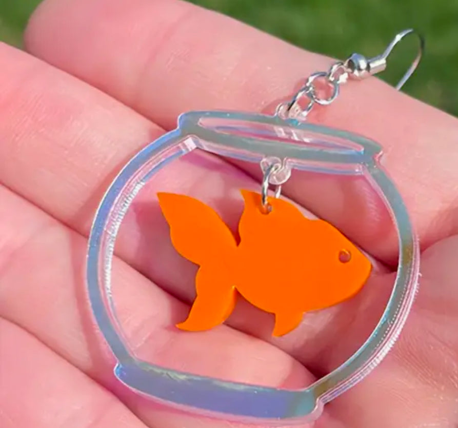 Boucles d'oreilles poisson rouge dans un bol en verre