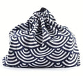 Sac cadeau réutilisable en tissu bleu à motifs tourbillonnants avec cordon de serrage