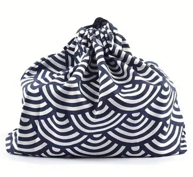 Sac cadeau réutilisable en tissu bleu à motifs tourbillonnants avec cordon de serrage