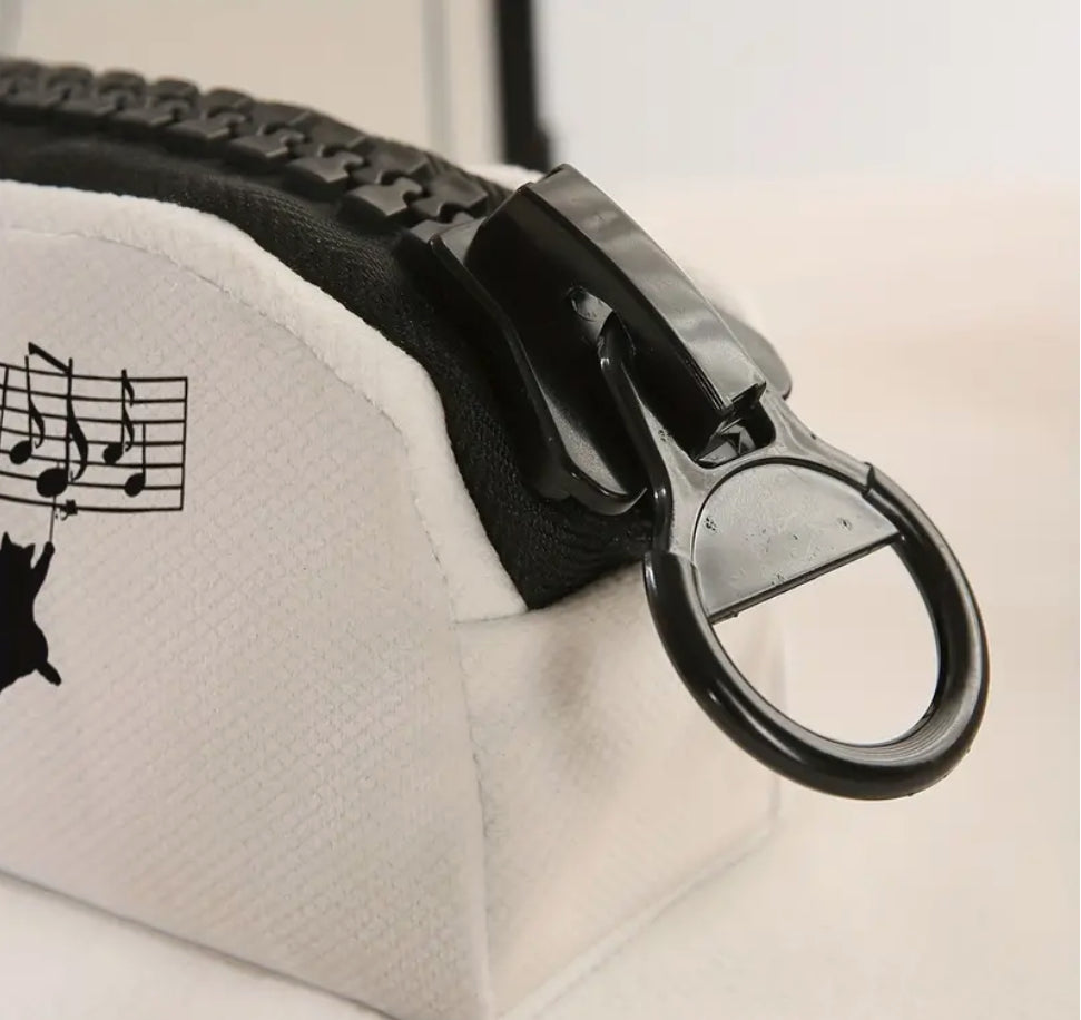 Trousse blanche avec notes de musique