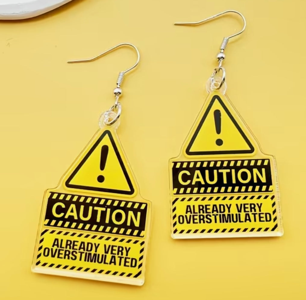 Boucles d'oreilles d'avertissement surstimulées