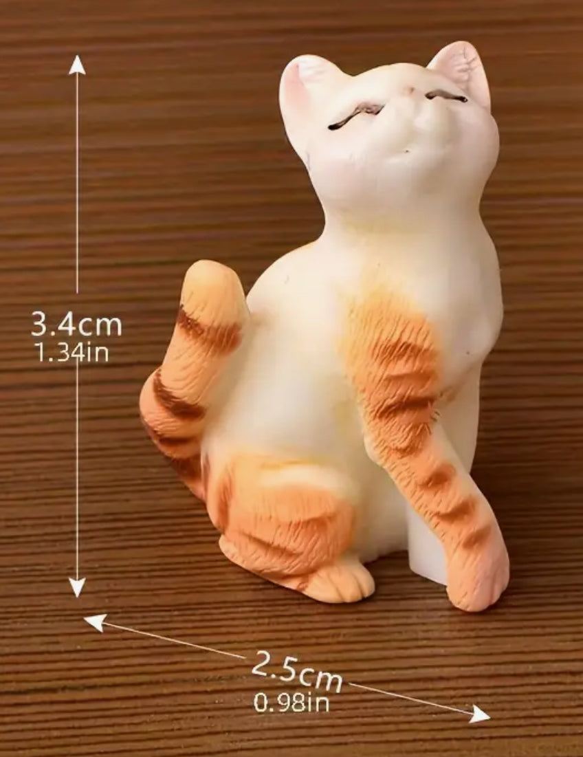 Quatre chats miniatures jouant