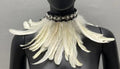 Collier ras du cou en plumes crème avec détails en dentelle