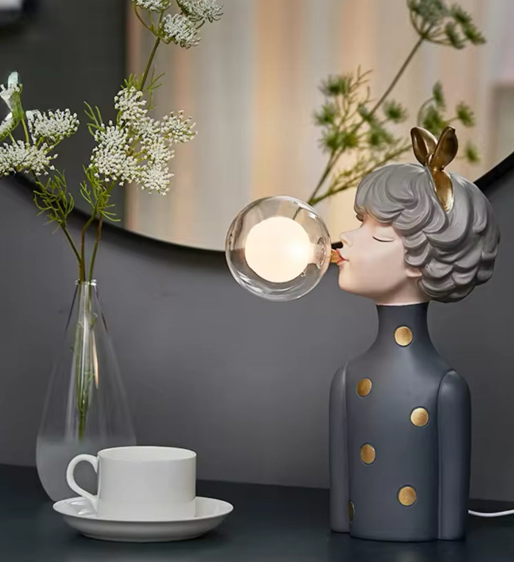 Lampe fille chewing-gum avec pull gris à pois dorés