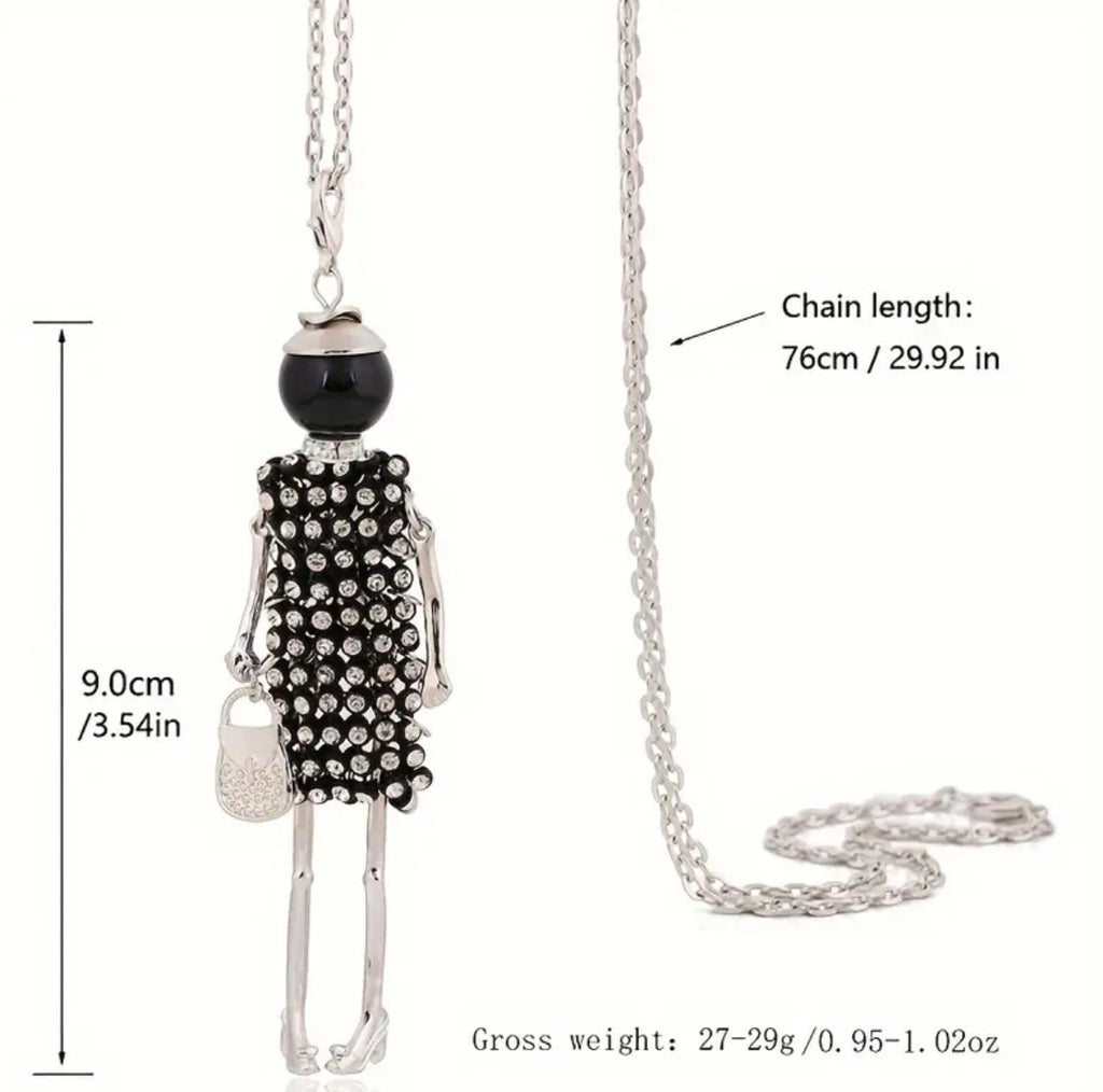 Collier chaîne avec une femme pendante dans une robe scintillante