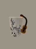 Tasse à café avec guitare acoustique