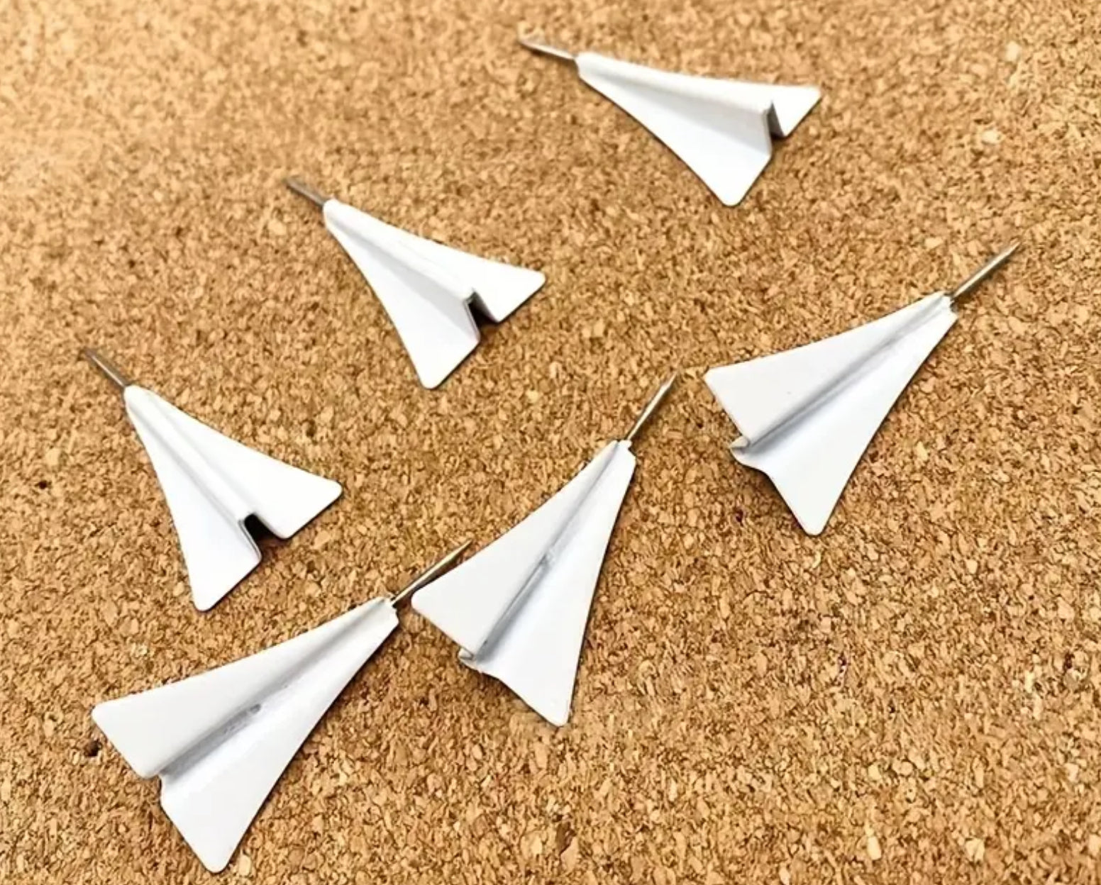 Punaises en liège en forme d'avions en papier