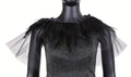 Châle en tulle et plumes