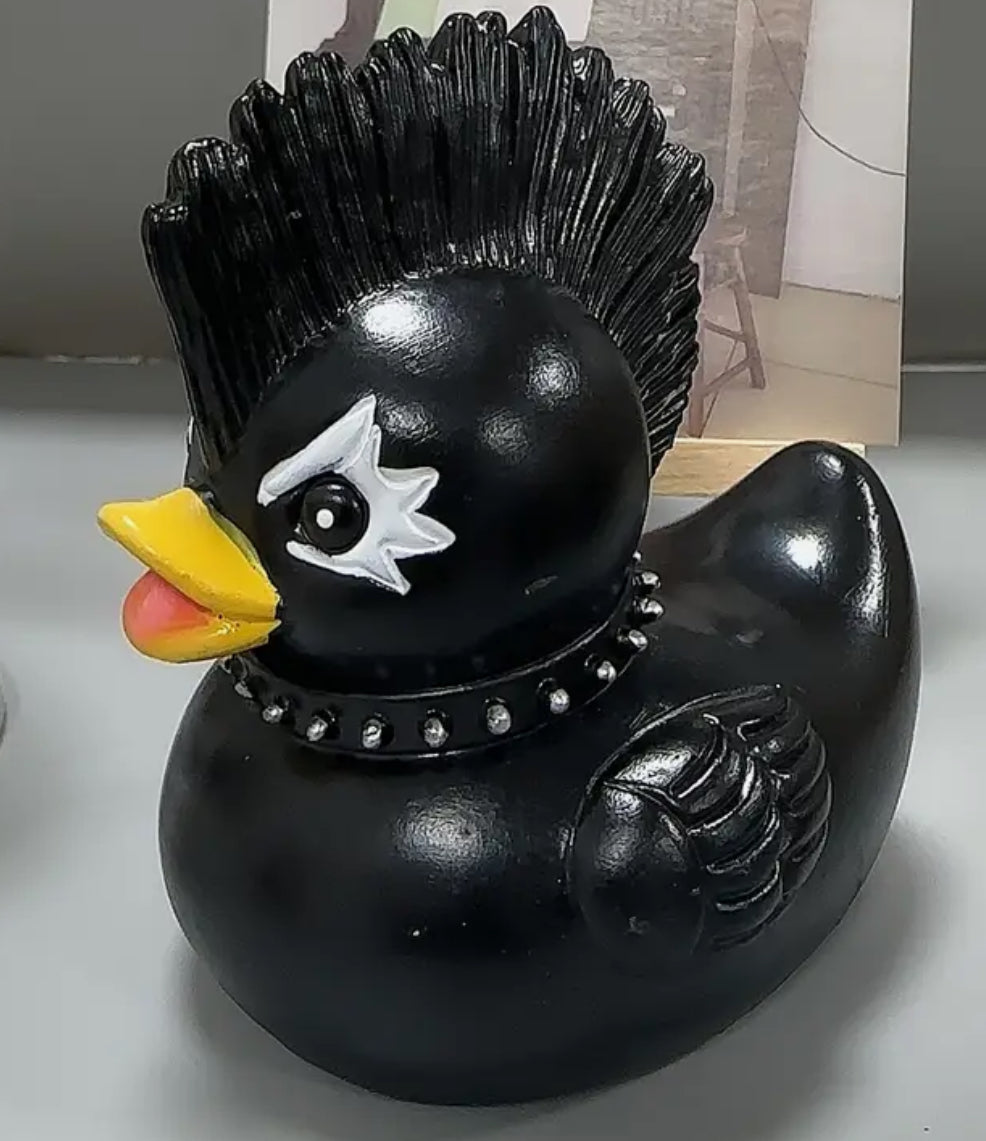 Canard en caoutchouc noir avec Mohawk