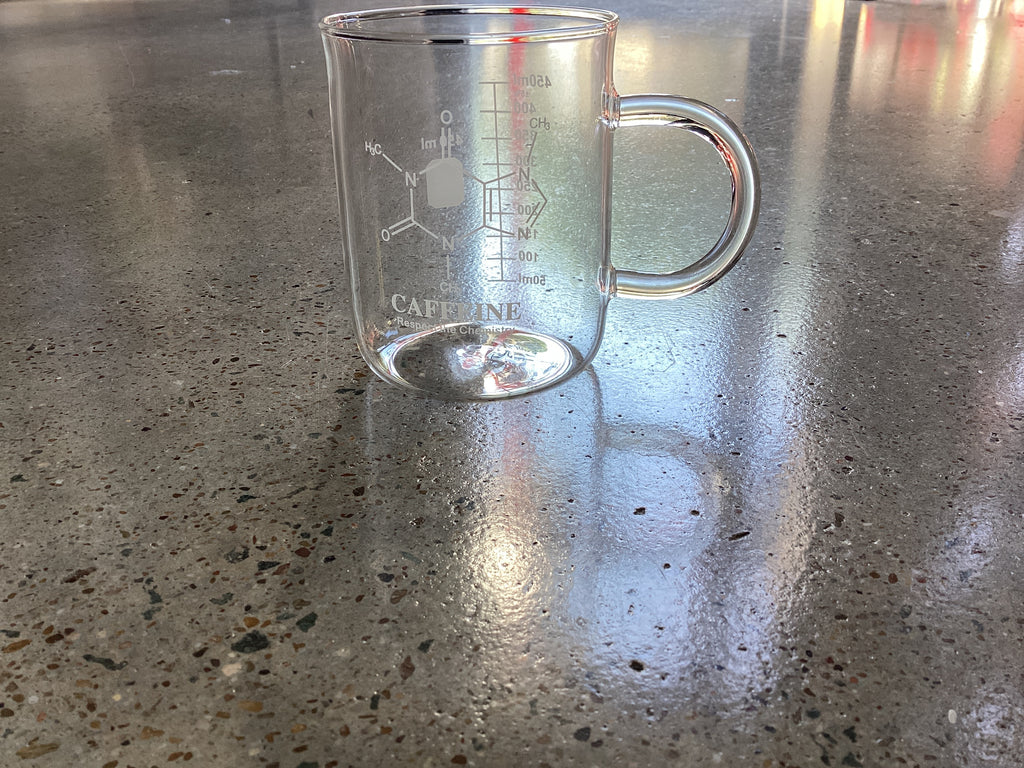 Tasse en verre avec bécher à caféine