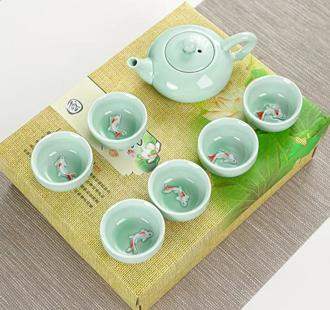 Ceramic teapot and 6 goldfish cups