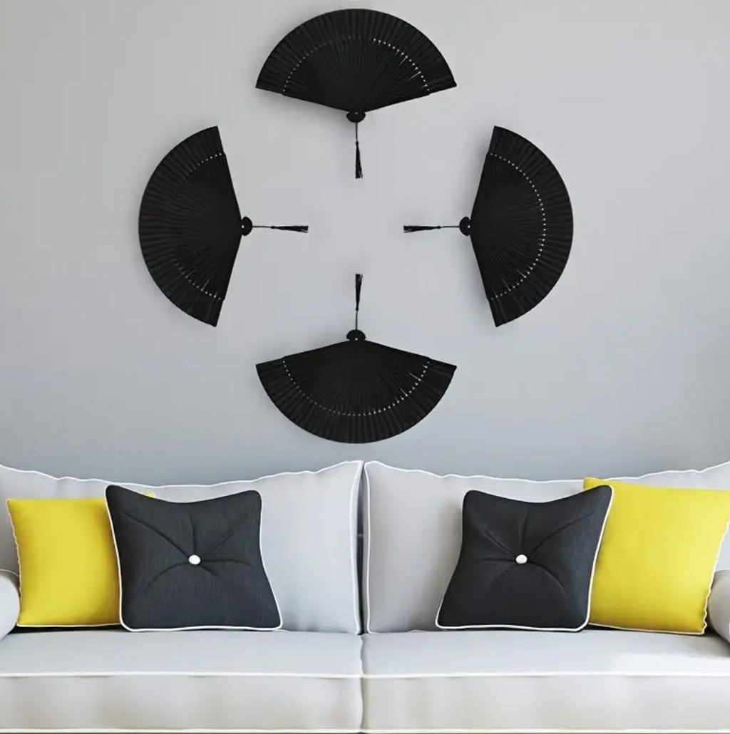 Éventail pliable noir avec pompon et étui de transport