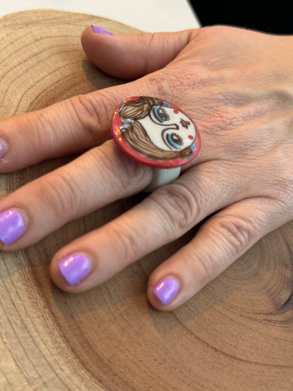 Bague en céramique avec visage fabriquée à la main localement