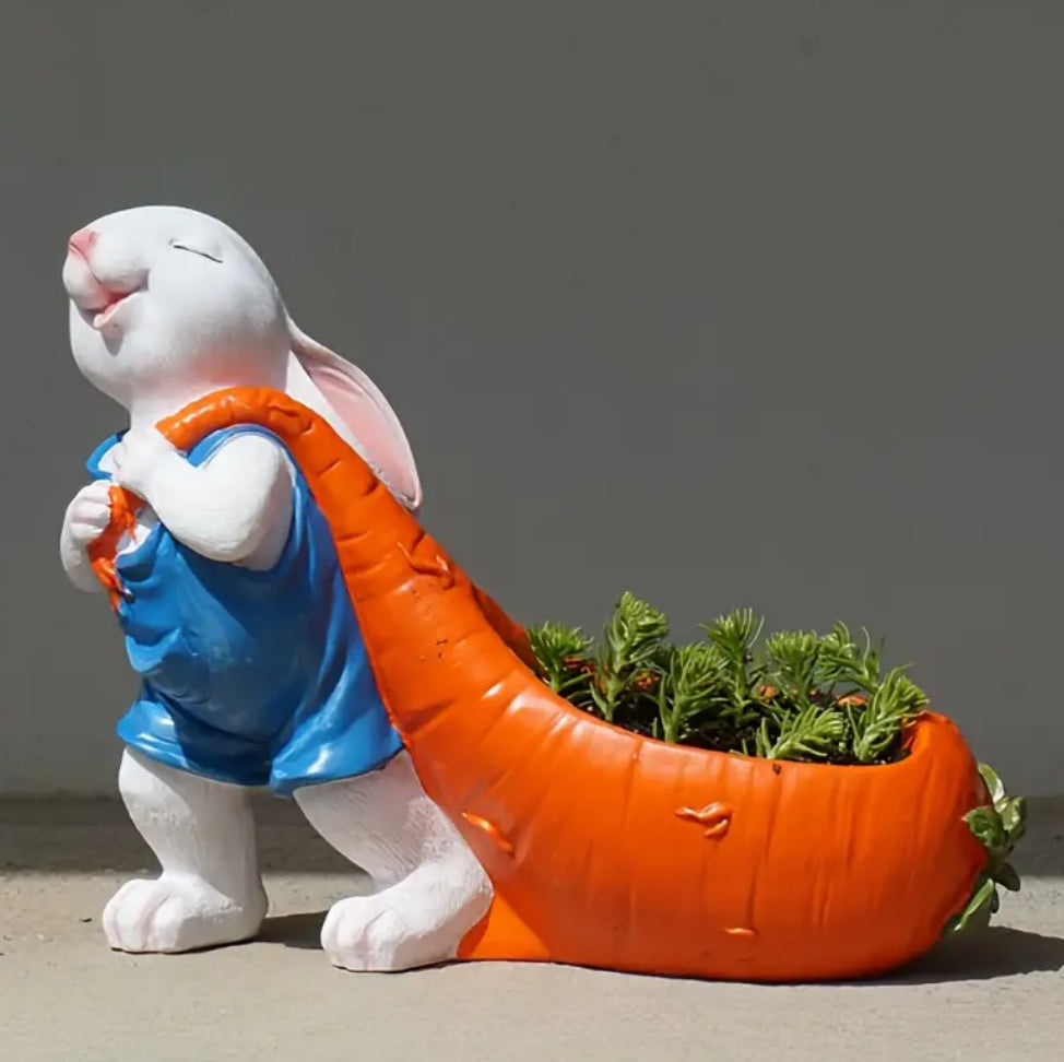 Pot de fleurs en forme de lapin tirant des carottes
