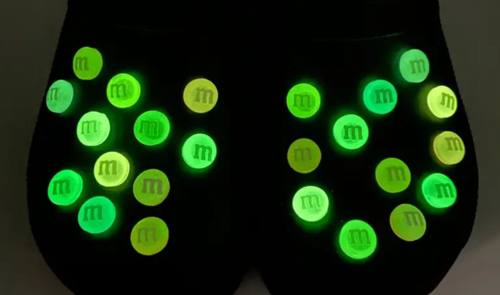 Breloque chaussure « M » en chocolat noir qui brille dans le noir