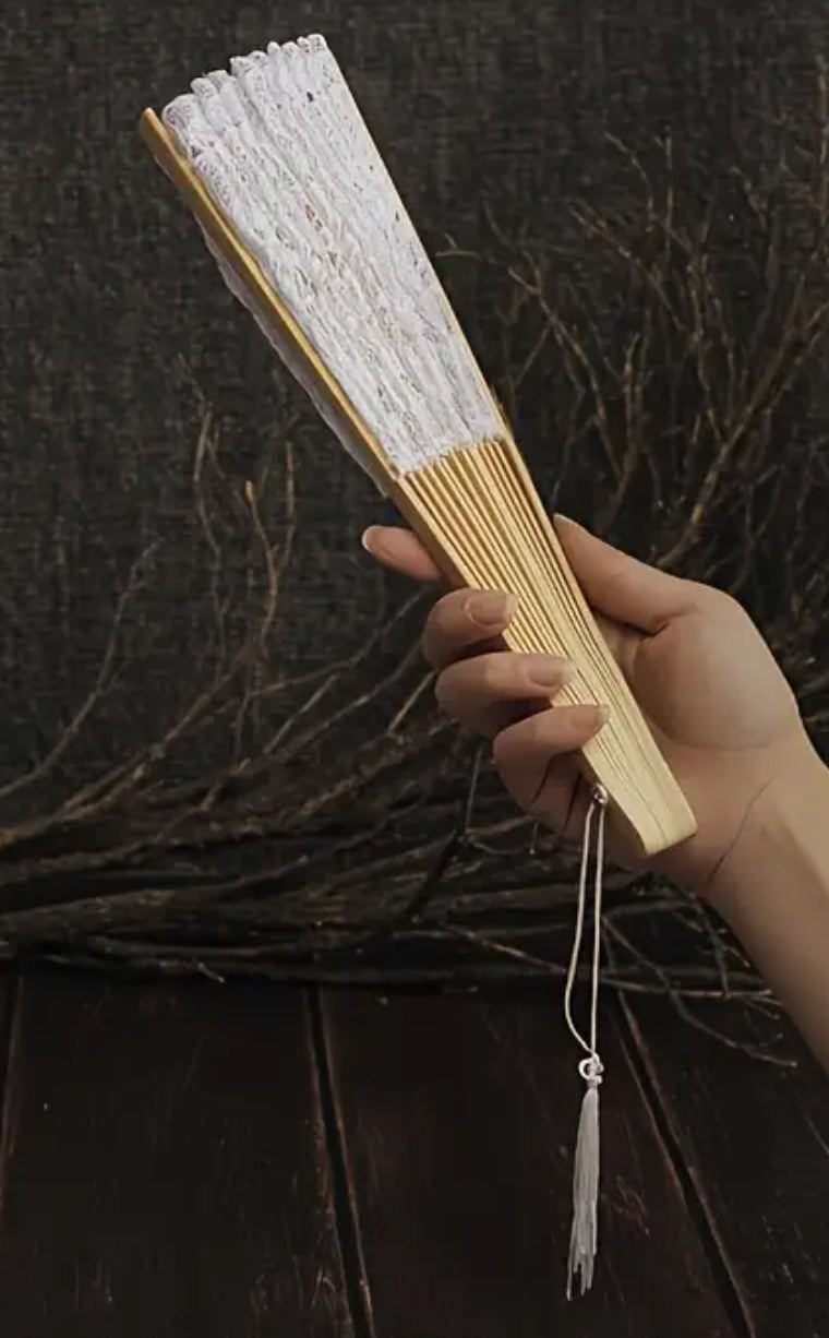 Éventail pliable en dentelle blanche