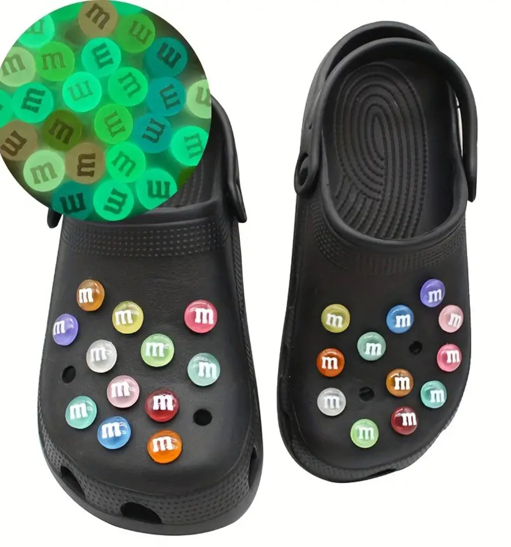 Breloque chaussure « M » en chocolat noir qui brille dans le noir