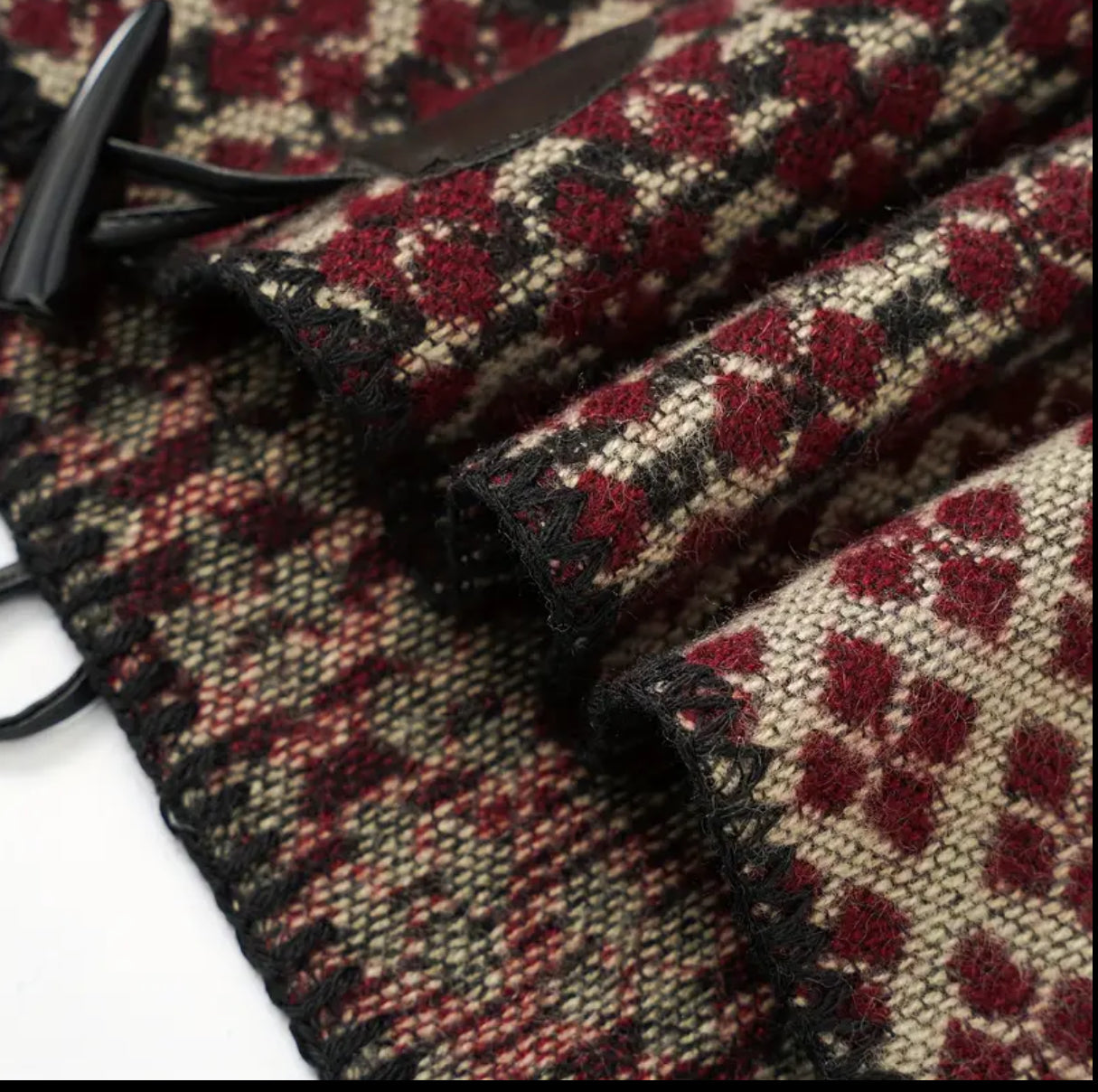 Poncho à carreaux rouges de grande taille