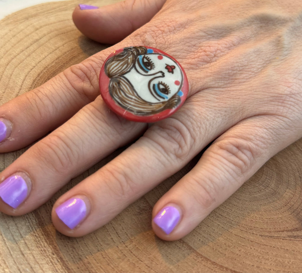 Bague en céramique avec visage fabriquée à la main localement